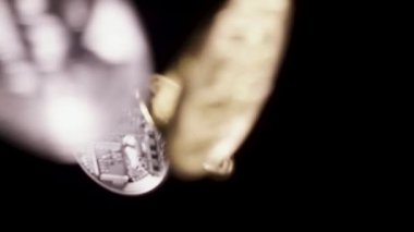 Ağır çekim altın ve gümüş bitcoins siyah içine düşen çarpışması