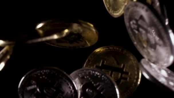 검은 배경 슬로우 모션에 아래로 떨어지는 동전 — 비디오