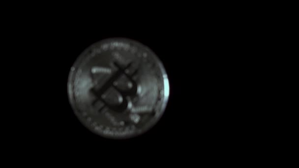 Moneta d'argento cade al rallentatore nero — Video Stock
