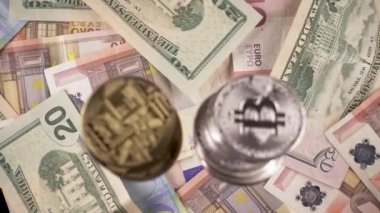 Sikke ve bitcoins nakit üstten görünüm yavaş hareket üzerinde düşmek