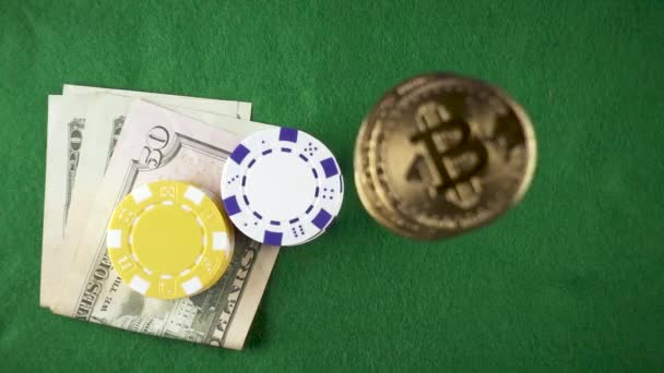 Slow mo bitcoins vallen op de tabel met geld en chips bovenaanzicht — Stockvideo