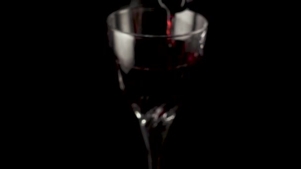 El vino se vierte en la copa fuera de foco — Vídeo de stock