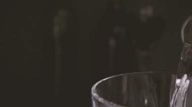 Akan su yavaş mo tarafına kamera hareketi