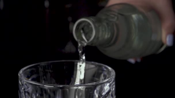 Slow motion schoon water giet in het glas en de camera beweegt — Stockvideo