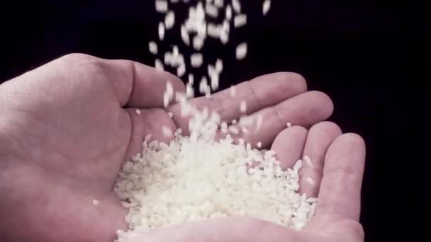 El arroz se vierte en las manos — Vídeo de stock