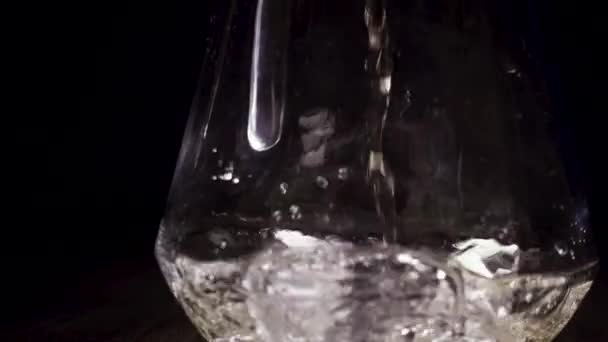Le vin blanc se déverse dans la carafe 