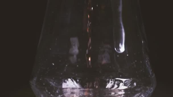 Rosenwein, in eine Karaffe gegossen — Stockvideo