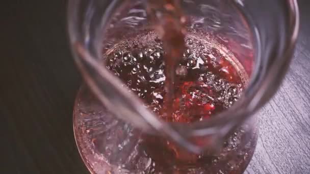 玫瑰酒倒入滗水器顶部视图 — 图库视频影像
