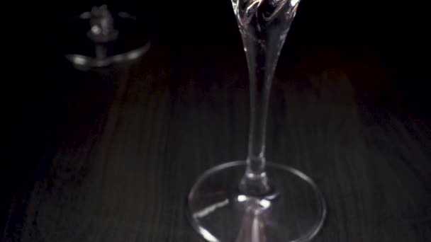 O vinho rosa derrama em um belo copo. Câmera sobe — Vídeo de Stock