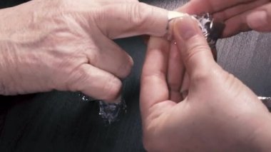 Yordamı için folyo sarılı parmak
