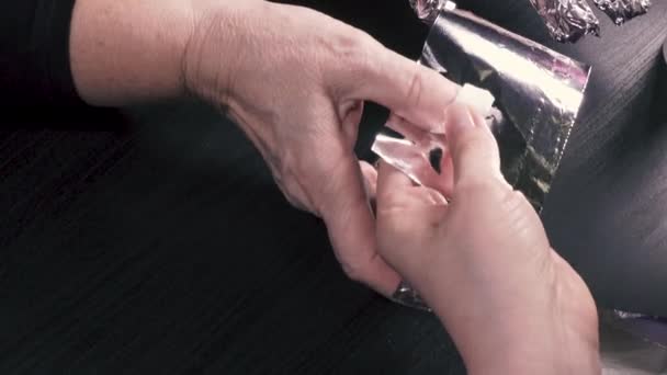 The thumb of the right hand is wrapped in foil — Stock Video