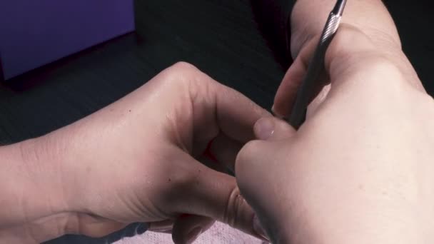 Eliminación del barniz de gel del dedo meñique de la mano derecha — Vídeo de stock