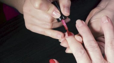 Yaşlı bir kadın ile vernik çivi boya için