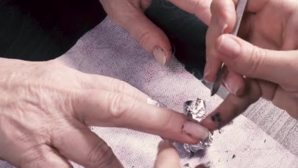 Manicurista rimuove la vernice gel dalle unghie — Video Stock