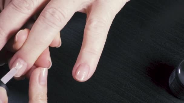 Маникюрша покрывает ногти лаком — стоковое видео
