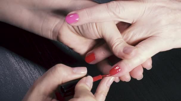 Rode en roze nagels van een oudere vrouw — Stockvideo