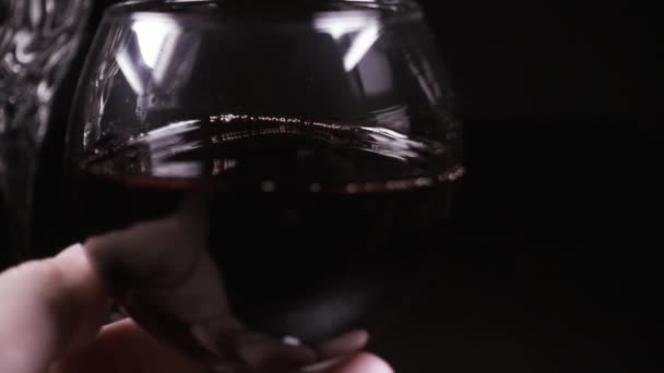 Mans mano ruota un bicchiere di vino lento mo — Video Stock