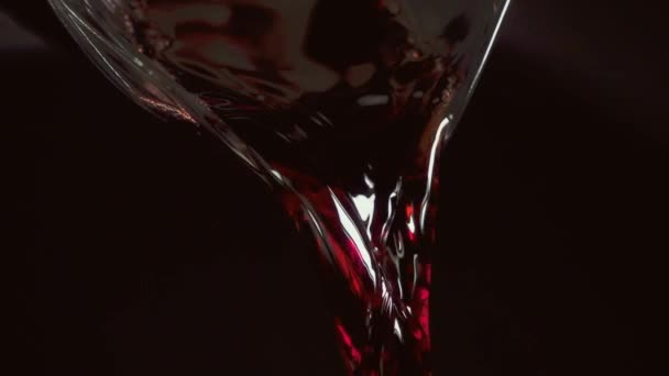 Vino rosso è splendidamente versato dalla caraffa — Video Stock