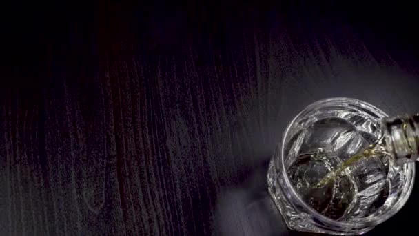 Whisky se déverse dans le verre sur la table — Video