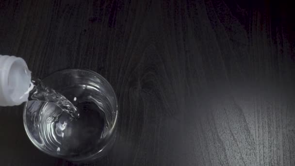 Man giet schoon water uit een plastic fles — Stockvideo
