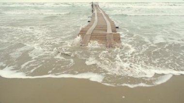 Slow motion ahşap bir iskele fırtınalı okyanus