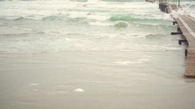 Ağır çekim fırtına ve dock bir bulutlu gökyüzü altında