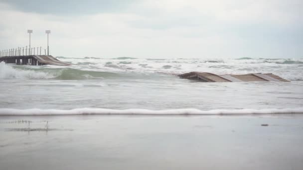 Muelle de madera de cámara lenta bajo el mar en una tormenta — Vídeos de Stock