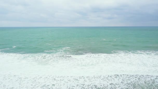 Mar con olas de espuma con un hermoso horizonte en cámara lenta — Vídeos de Stock