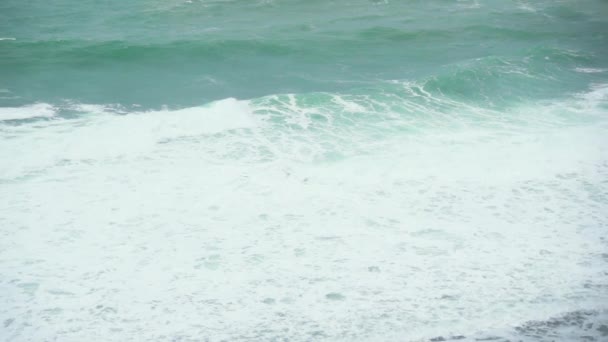 Grandes olas de espuma en el océano cerca de la orilla cámara lenta — Vídeo de stock
