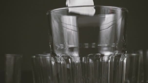 Лёд наливают в стакан. — стоковое видео