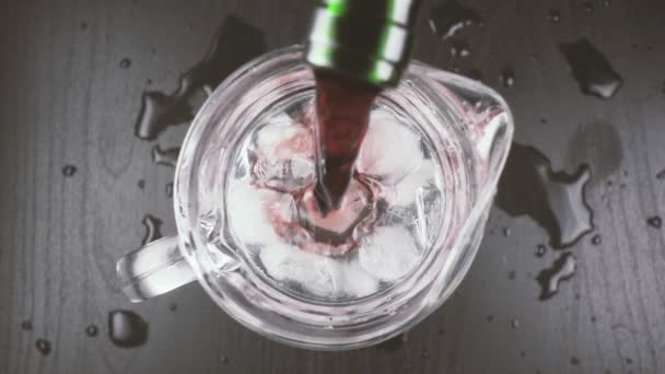 Le vin rouge est versé dans une carafe avec de l'eau et de la glace — Video