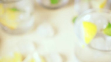 Kameranın odak yavaş hareket sıvı bir jet üzerinde hareket