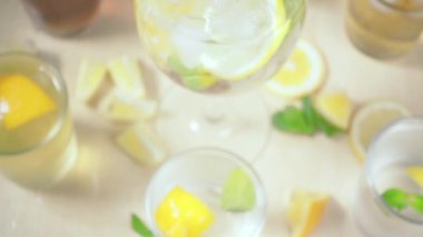 Nane ve buz yavaş hareket ile bir cam içine sıvı dökülen