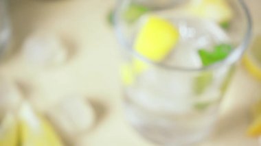 Bir bardak içki ile kameraya yavaş hareketi