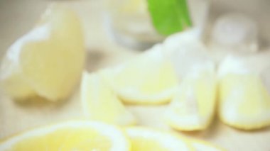 Cam yavaş hareket tablo ve kamera harekette limon dilimleri