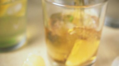 Ağır çekim kamera hareketleri ve çay bardağına dökülen