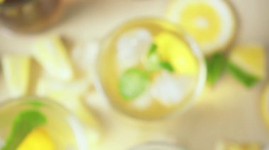 Bir cam ile buz ve nane ve çay ağır çekim kamera hareketi