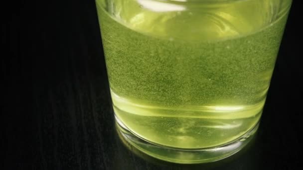 Médicament au ralenti effervescent comprimé dans un verre — Video