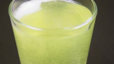 Bir bardak su yavaş hareket ile çözünür tıp