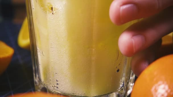Bubblor från hälla i ett glas citrusläsk — Stockvideo