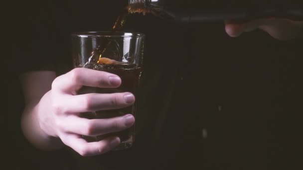 Al rallentatore un adolescente versa una cola in un bicchiere — Video Stock