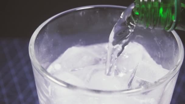 Slow motion the soda is poured into a glass on the table — Stock Video