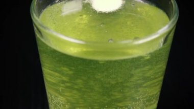 Yavaş hareket bir efervesan tablet fotoğraf makinesinin