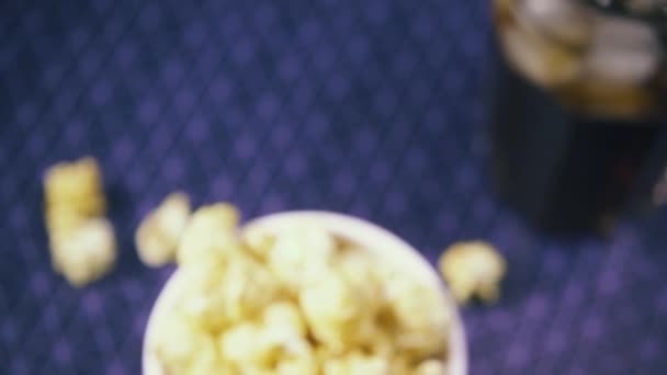 Zeitlupenbewegung der Kamera im weichen Fokus auf Popcorn und Cola — Stockvideo