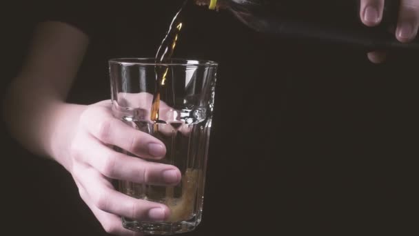 Les mains des garçons tiennent un verre et versent un cola au ralenti — Video