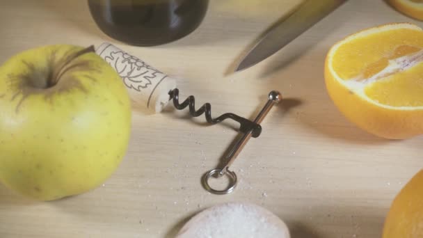 Slow motion rörelse av kameran ovanför tabellen med citrus och flödande vatten — Stockvideo