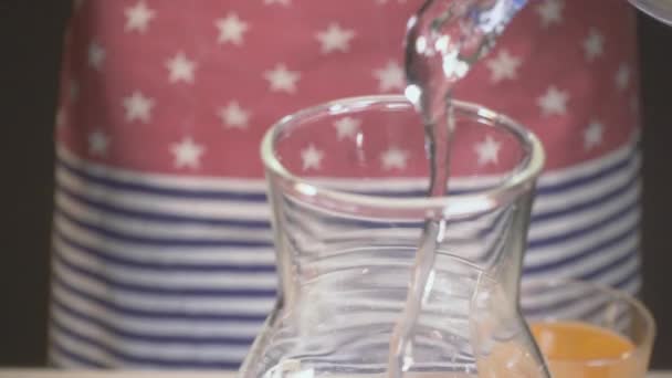 Femme au ralenti verse de l'eau dans une carafe — Video