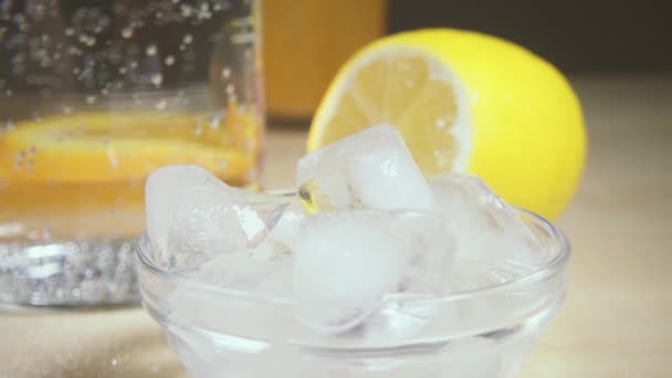 Повільний рух плавного руху фокусу від льоду до лимона — стокове відео