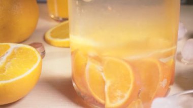 Ağır çekim kamera sürahi su buz ve turuncu yukarı taşır