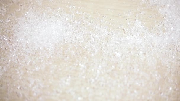 Rozptýlené cukru na dřevěný stůl zpomalené — Stock video
